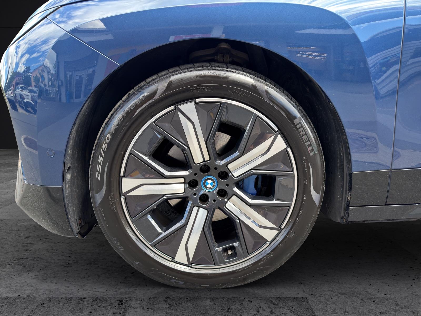 BMW iX xDrive40-image-4