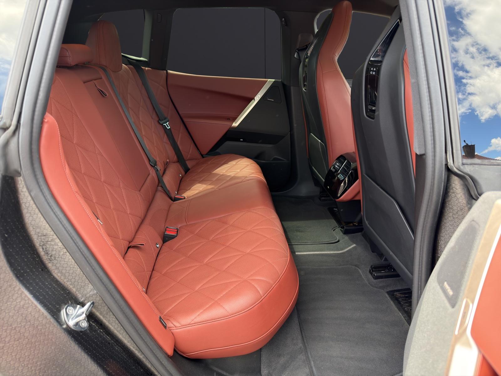 BMW iX xDrive40-image-13
