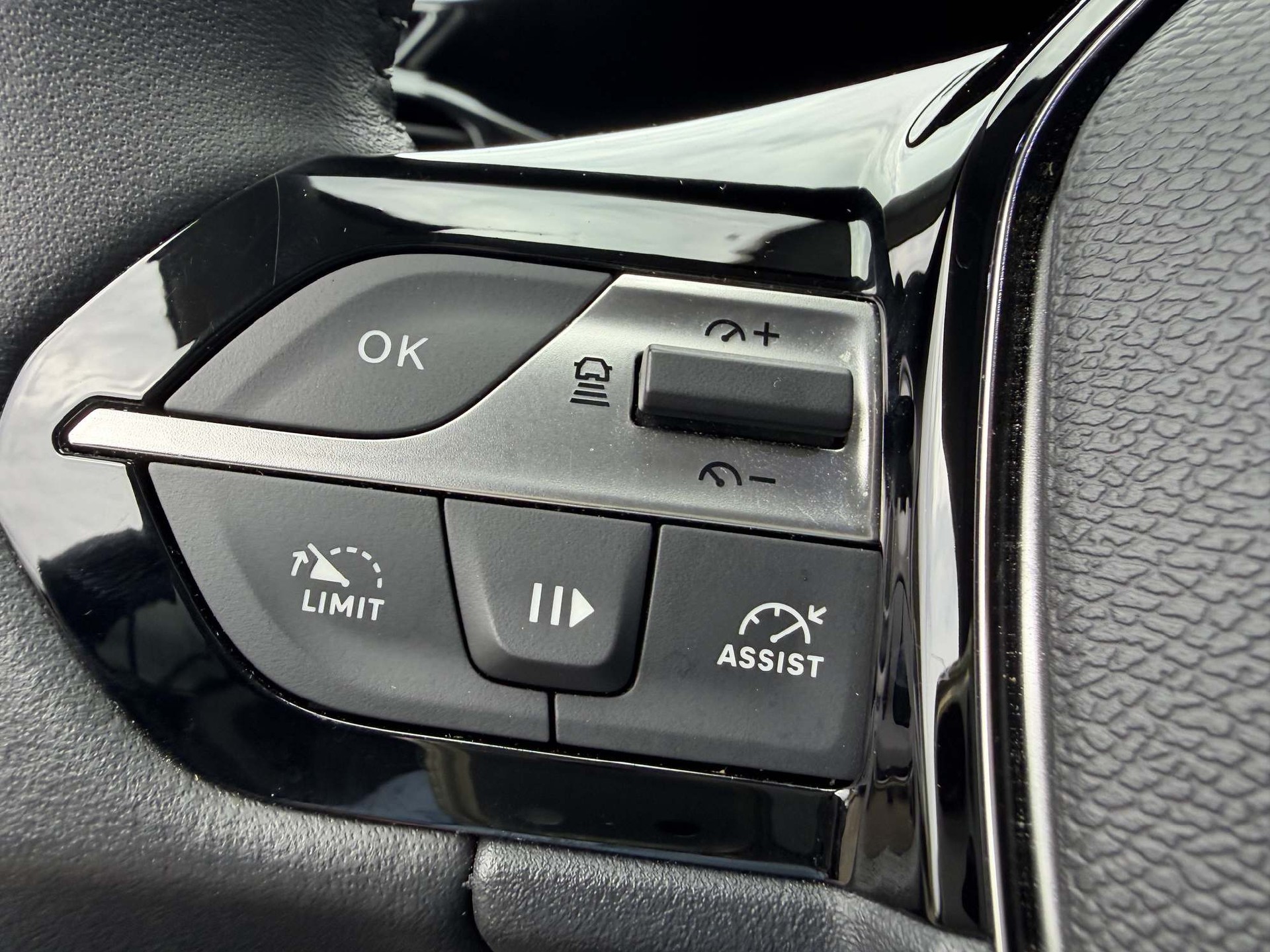PEUGEOT 408 1.2 Hybrid Allure *5 Jahre Garantie*-image-9