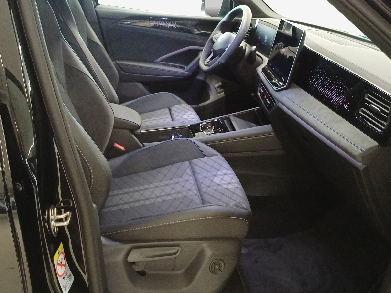 VW Tiguan 2.0 TDI SCR R-Line 4Motion DSG-image-15