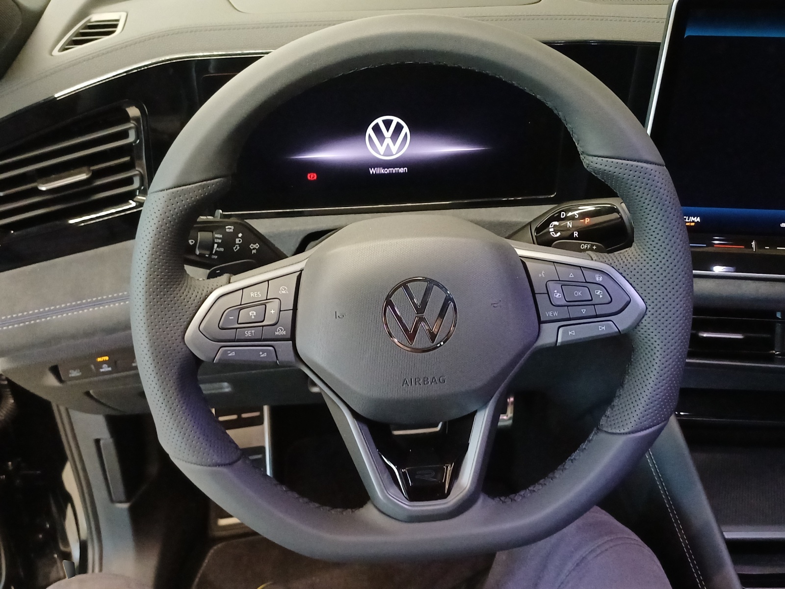 VW Tiguan 2.0 TDI SCR R-Line 4Motion DSG-image-9