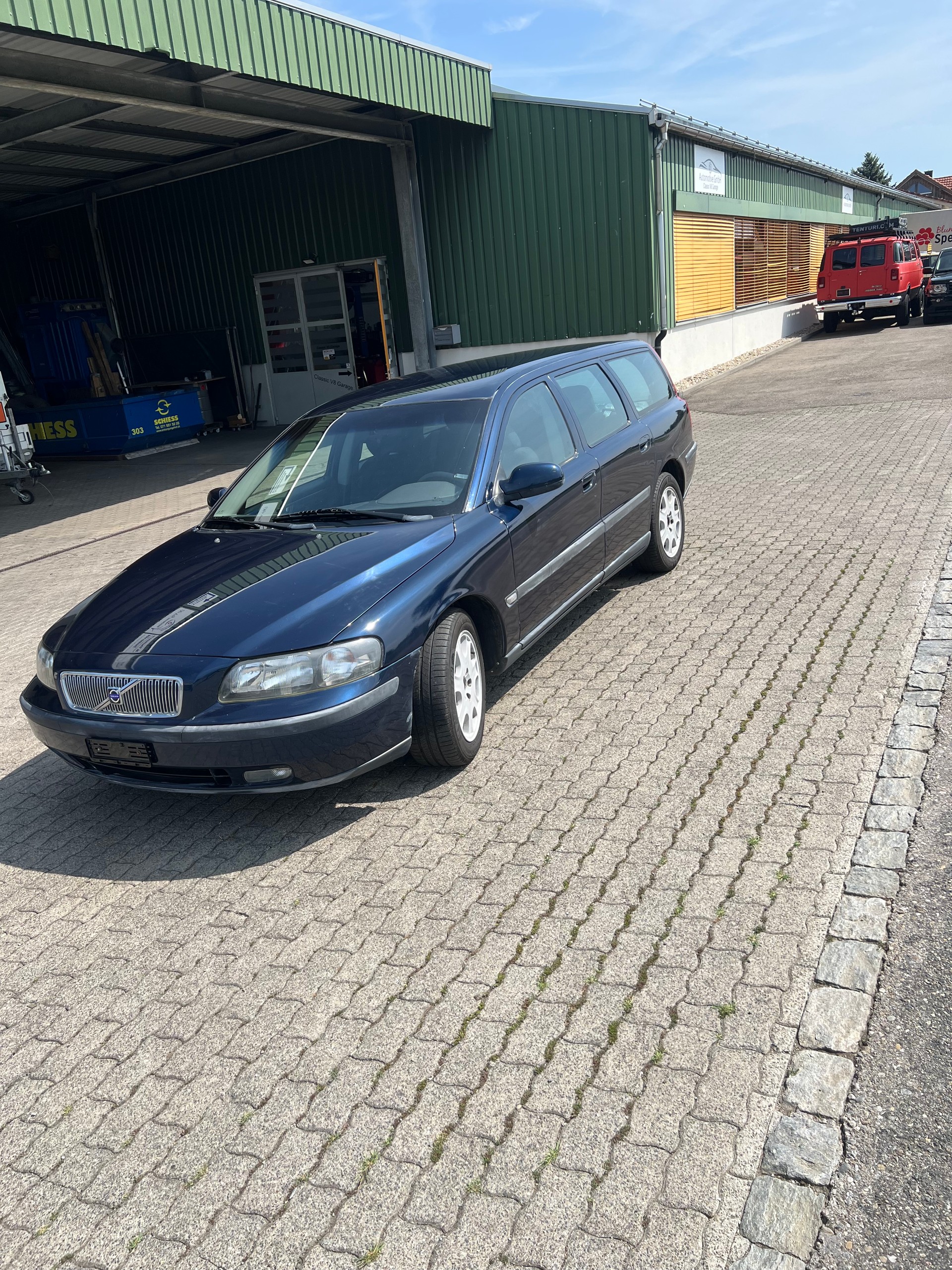 VOLVO V70 2.4-image-2