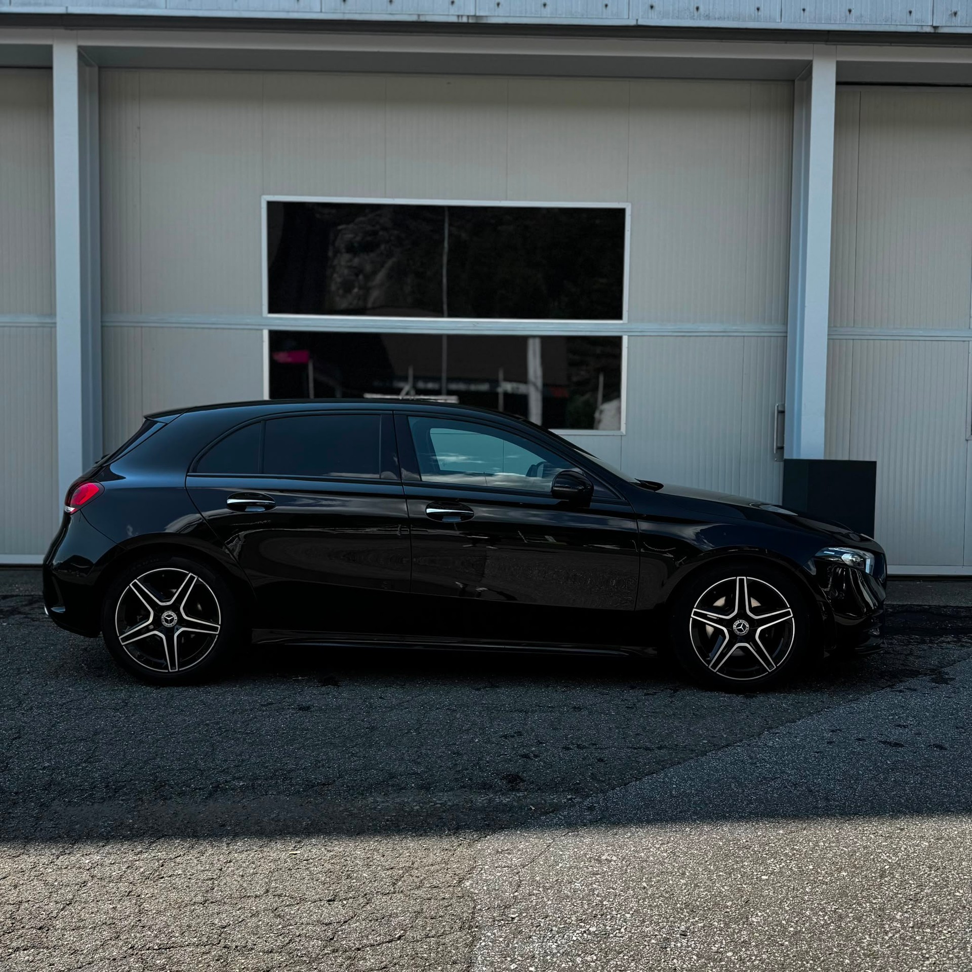 MERCEDES-BENZ A 180 AMG Line 7G-DCT-image-5