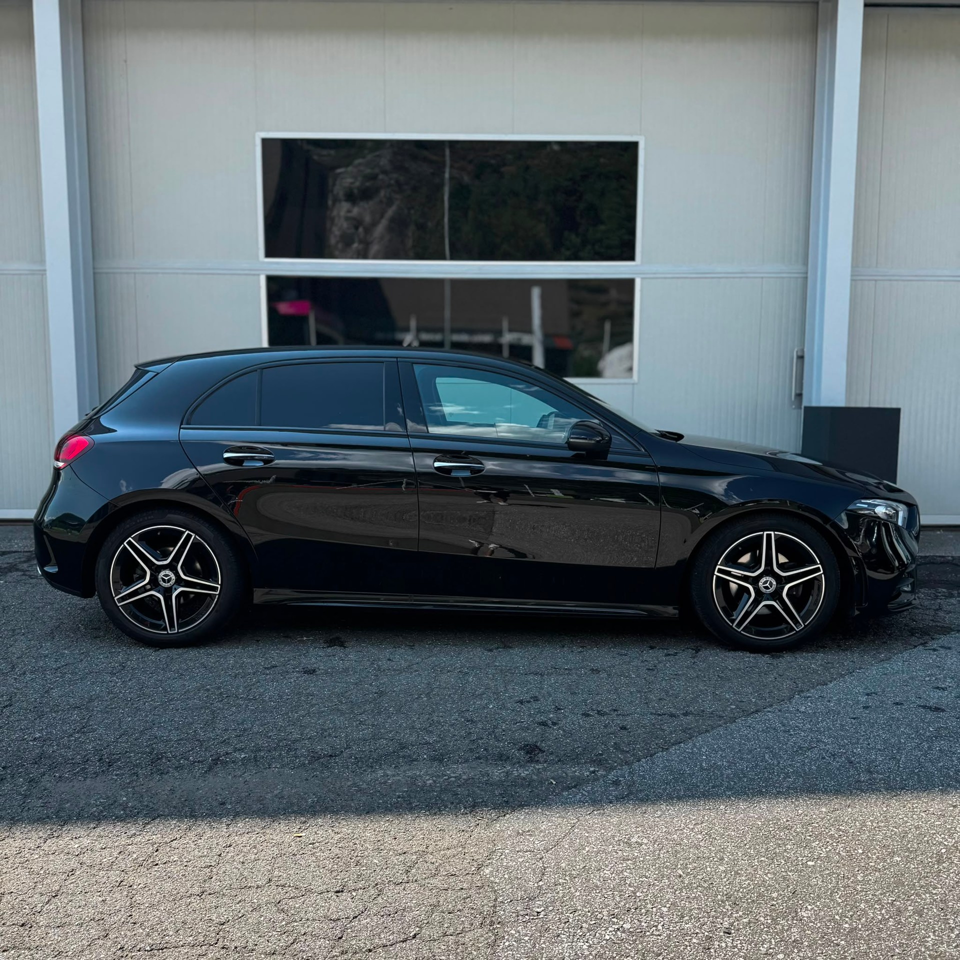 MERCEDES-BENZ A 180 AMG Line 7G-DCT-image-4