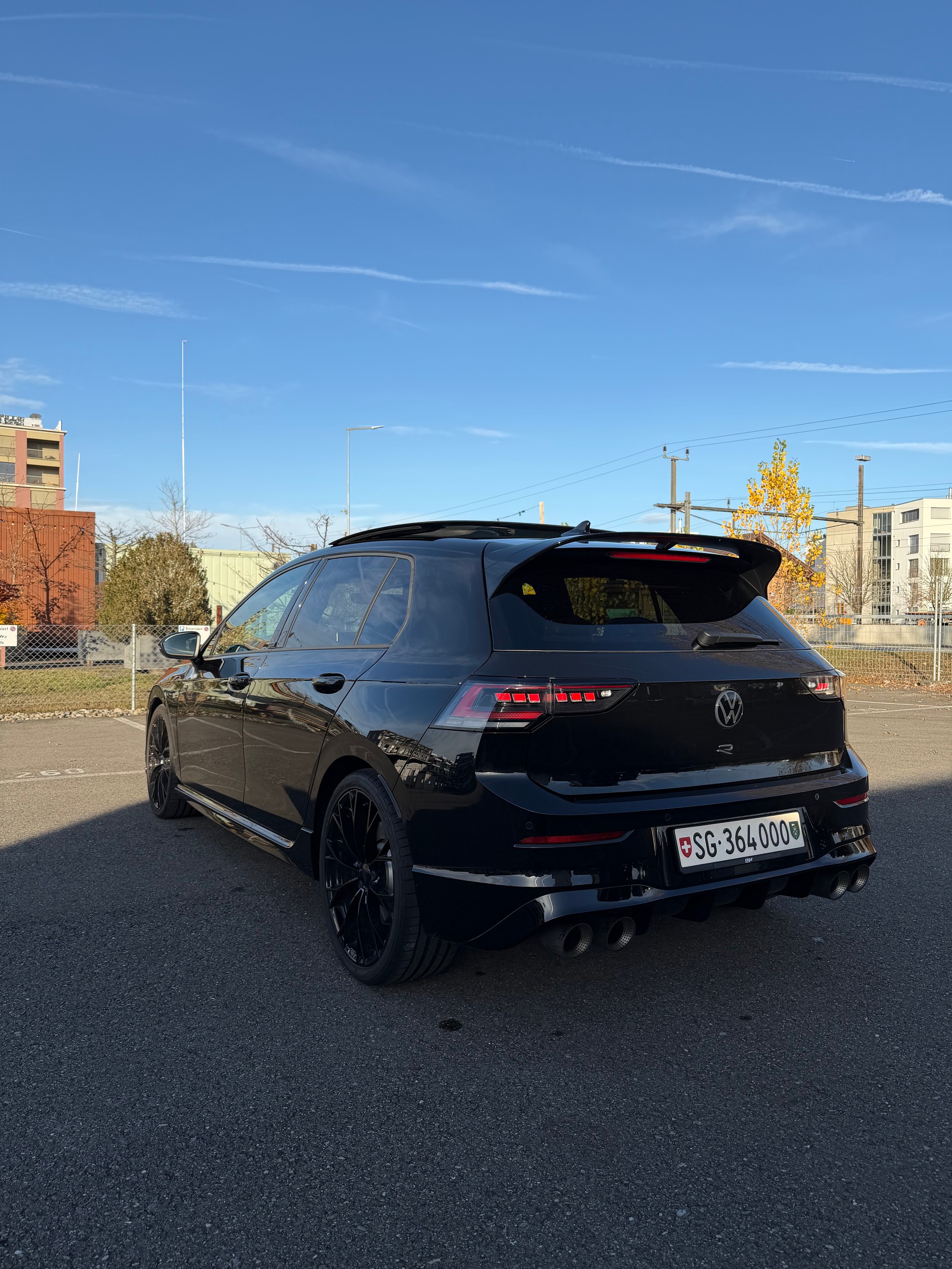 VW 2.0 TSI R Black Edition DSG 4motion-image-1