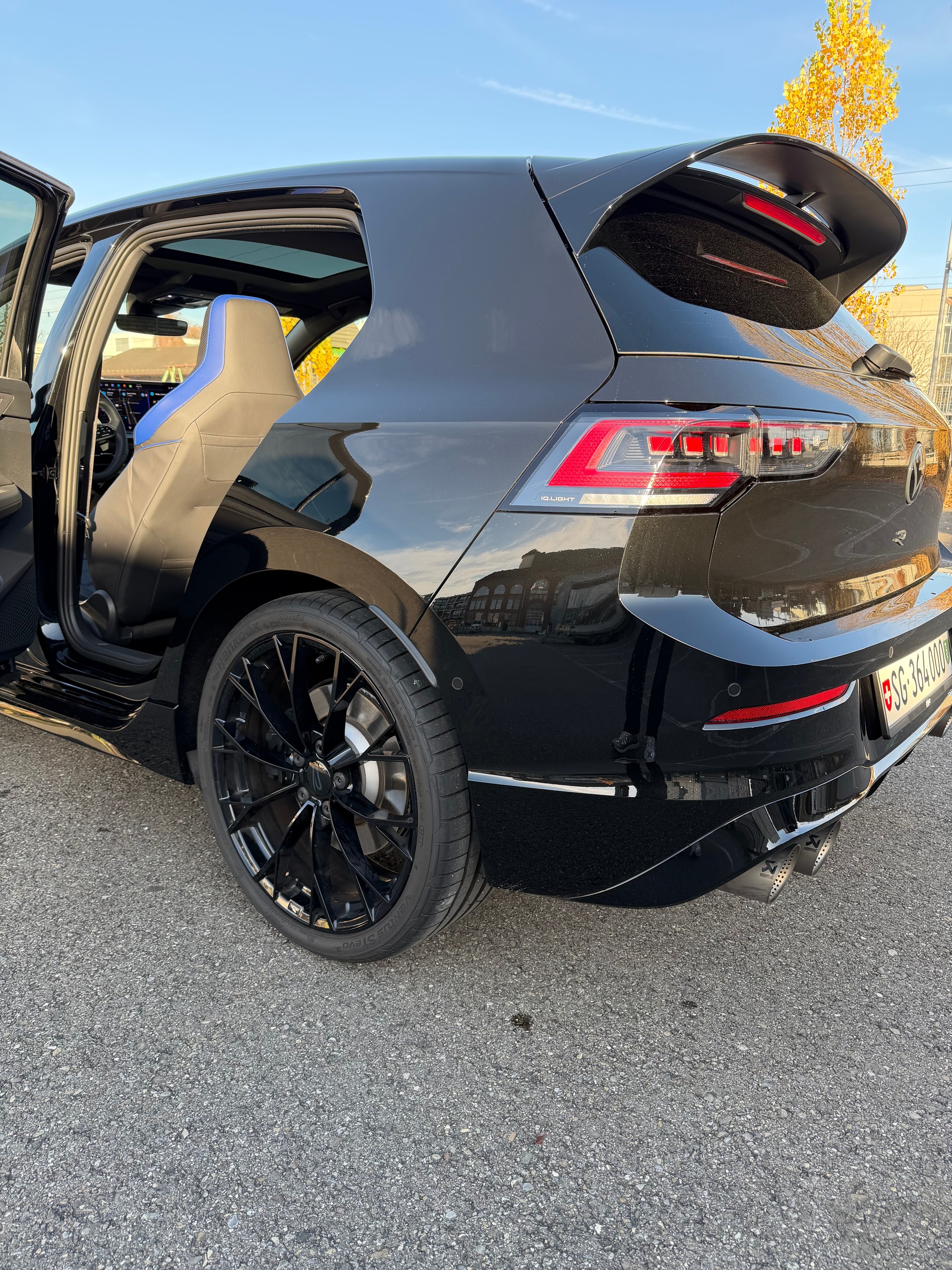 VW 2.0 TSI R Black Edition DSG 4motion-image-2