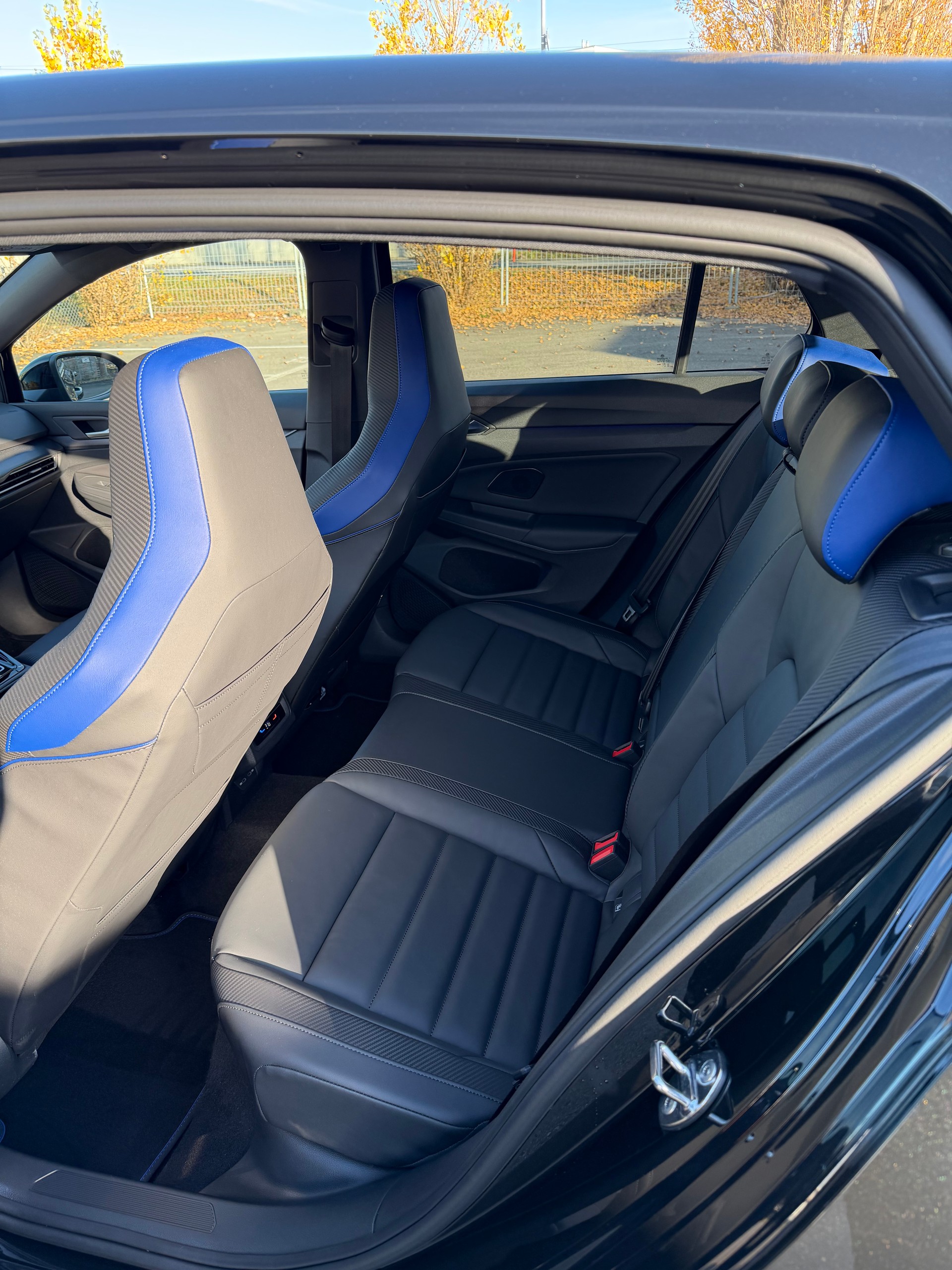 VW 2.0 TSI R Black Edition DSG 4motion-image-5