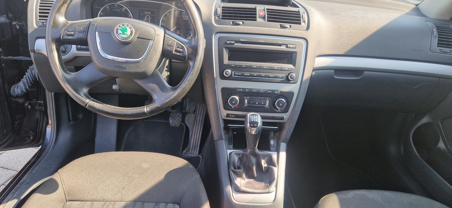 SKODA Octavia Combi 1.8 TSI Adventure 4x4-image-7