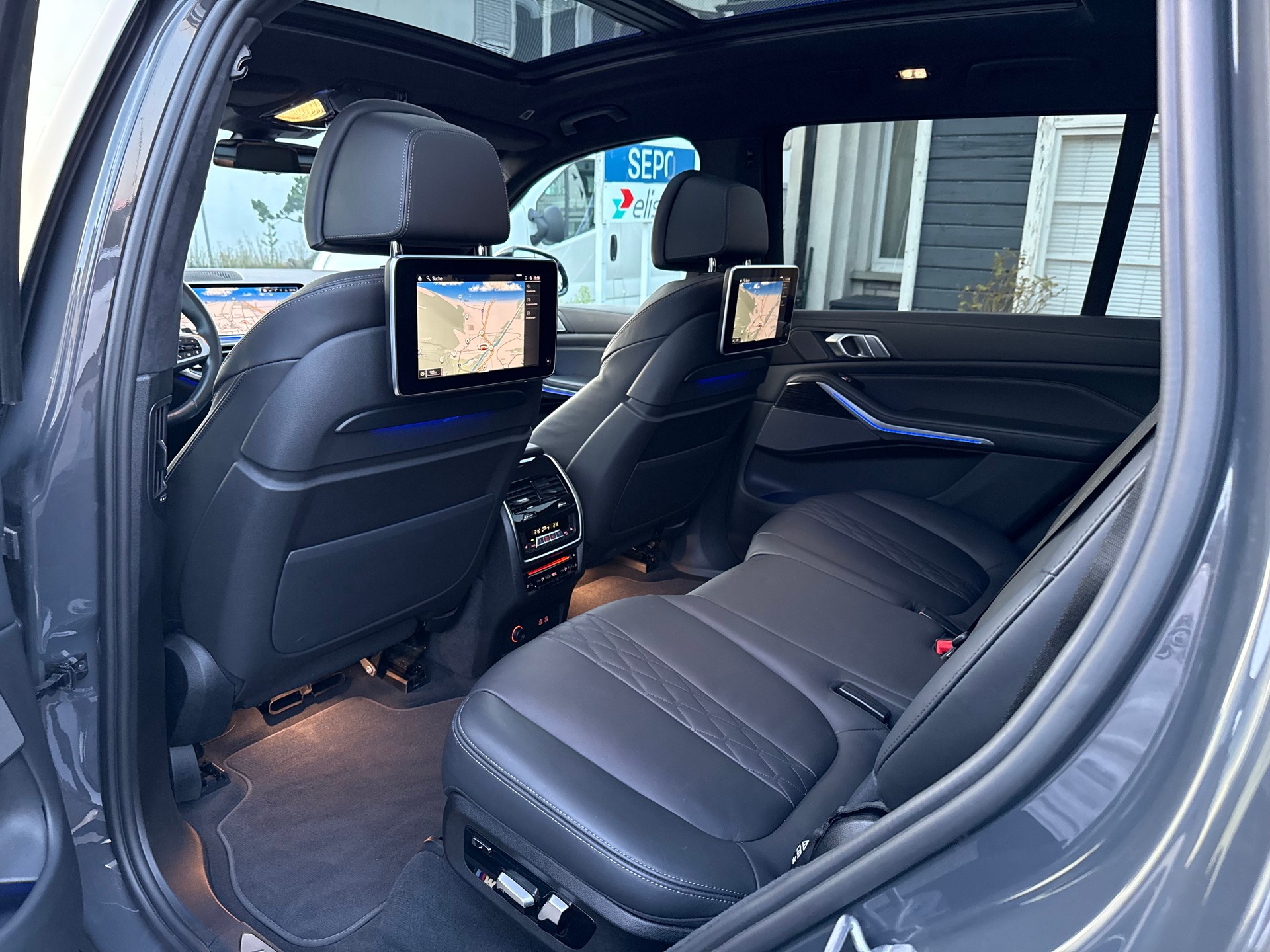 BMW X7 M50i-image-13