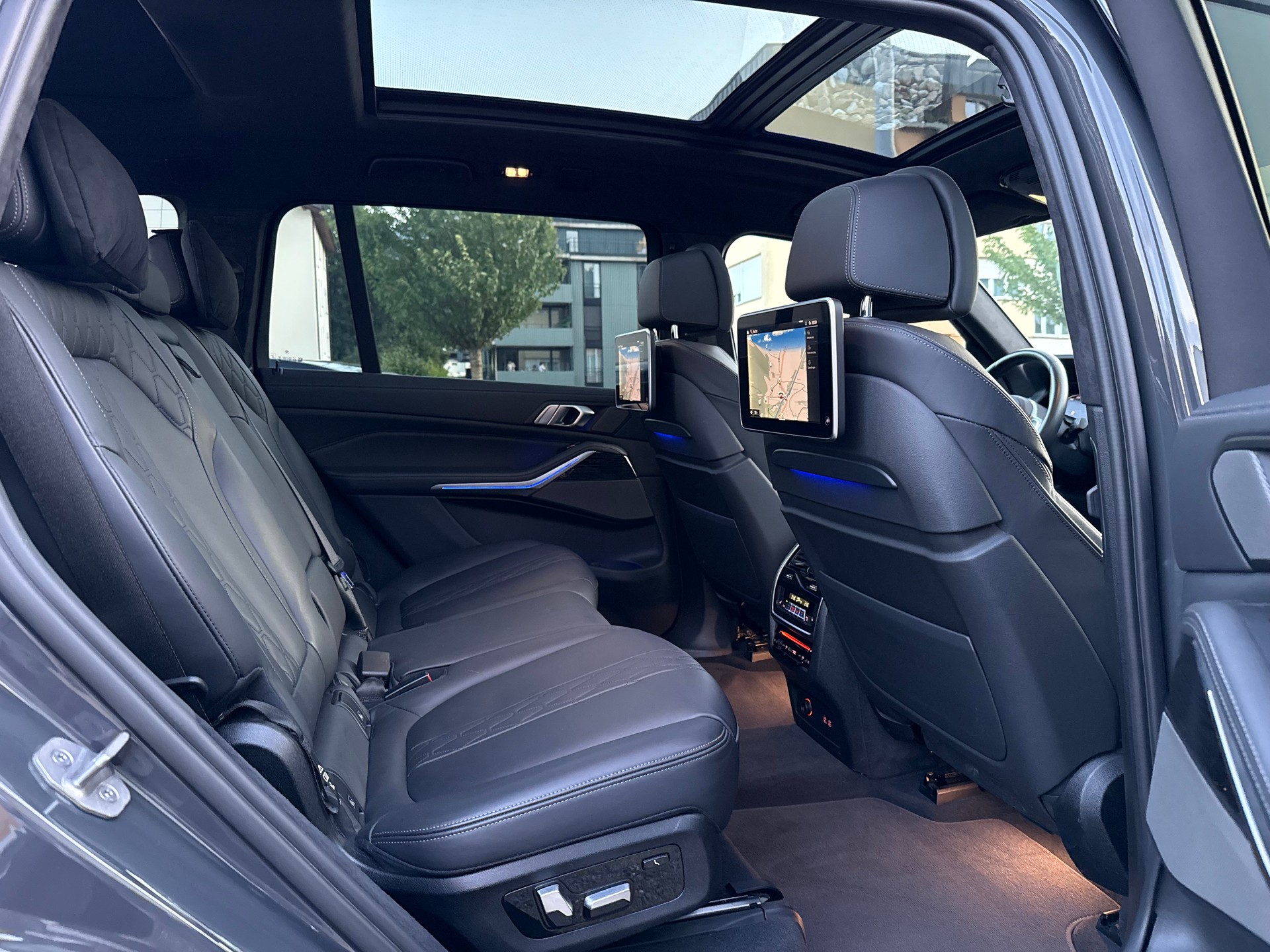 BMW X7 M50i-image-16