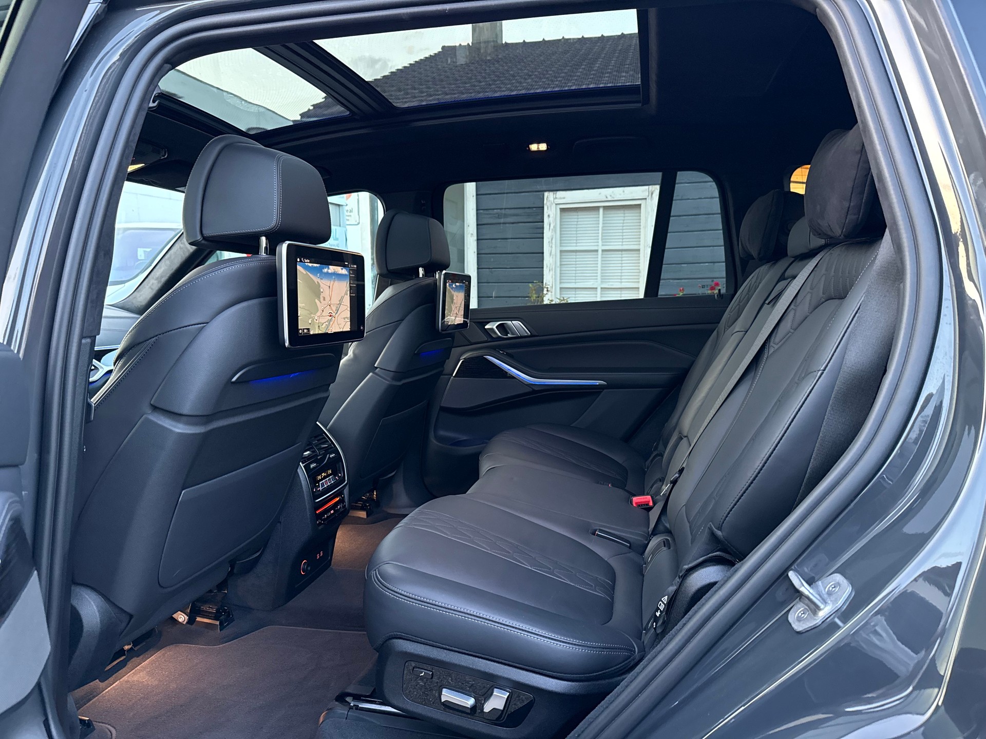 BMW X7 M50i-image-12