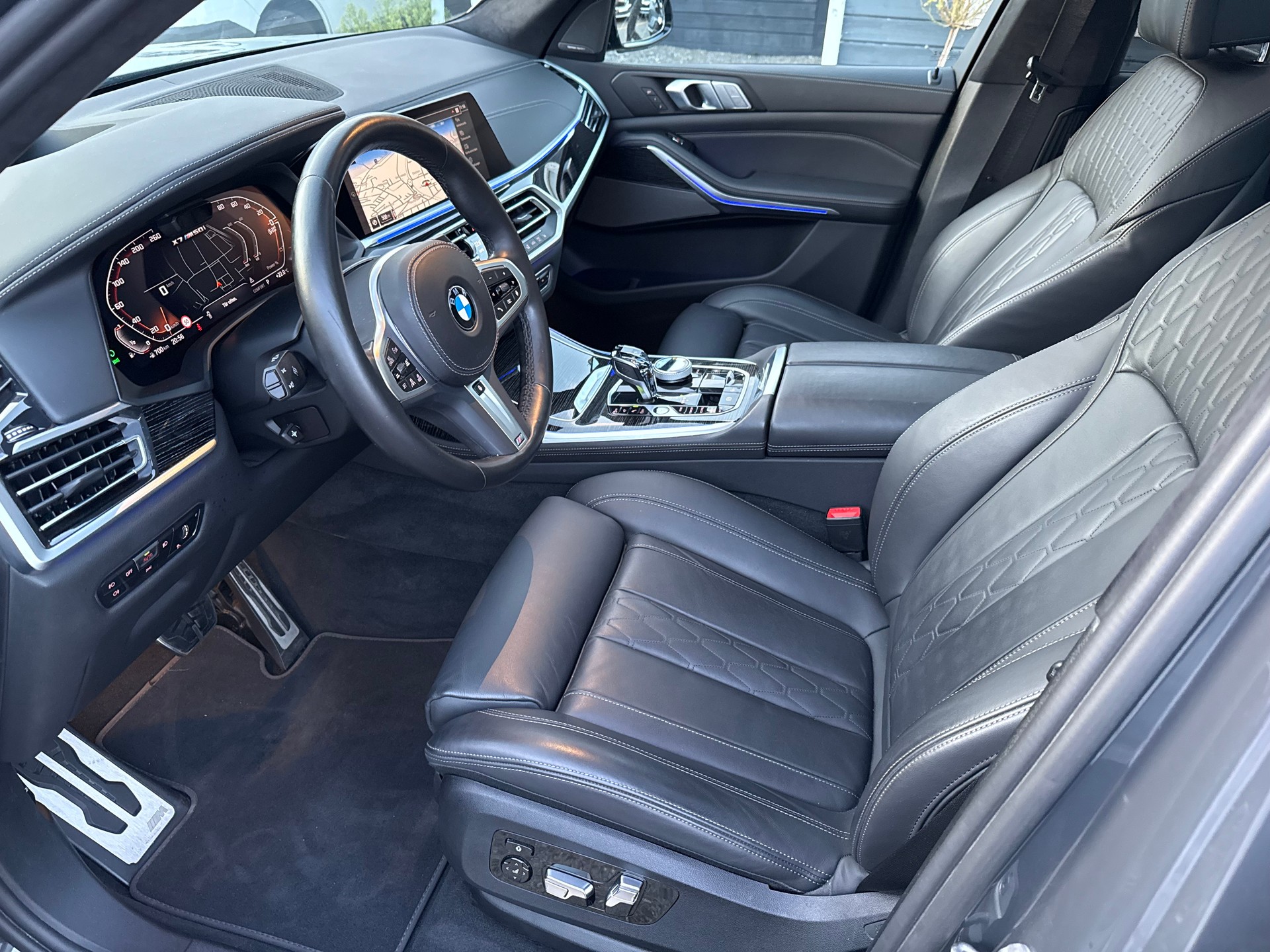 BMW X7 M50i-image-9