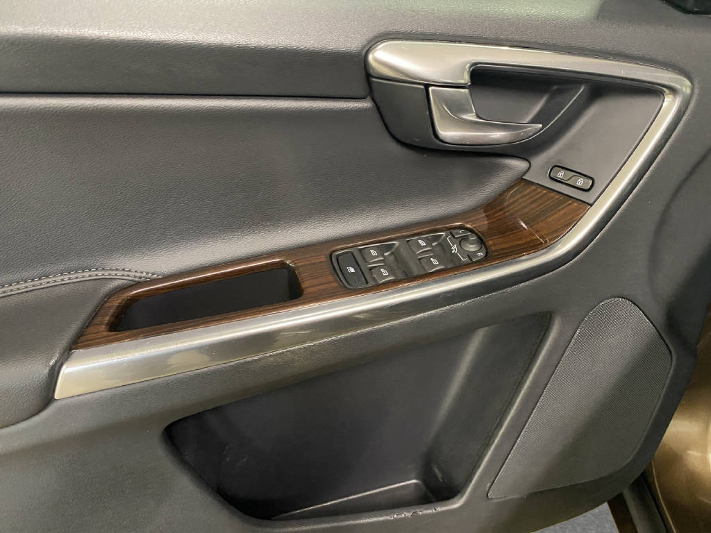 VOLVO XC60 2.0 D4 Momentum S/S-image-11