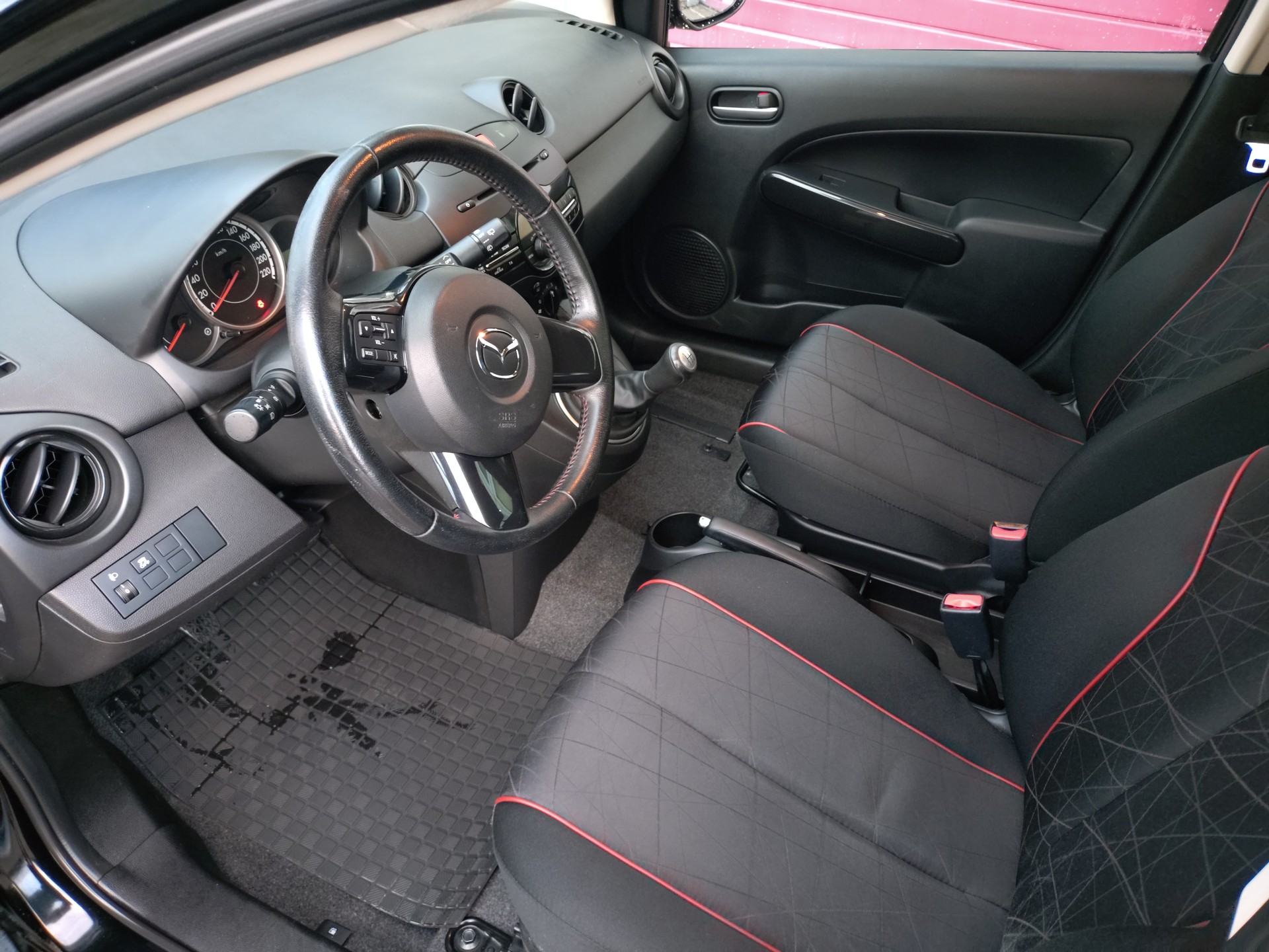 MAZDA 2 1.3i 16V Voila ma Suisse Edition-image-7