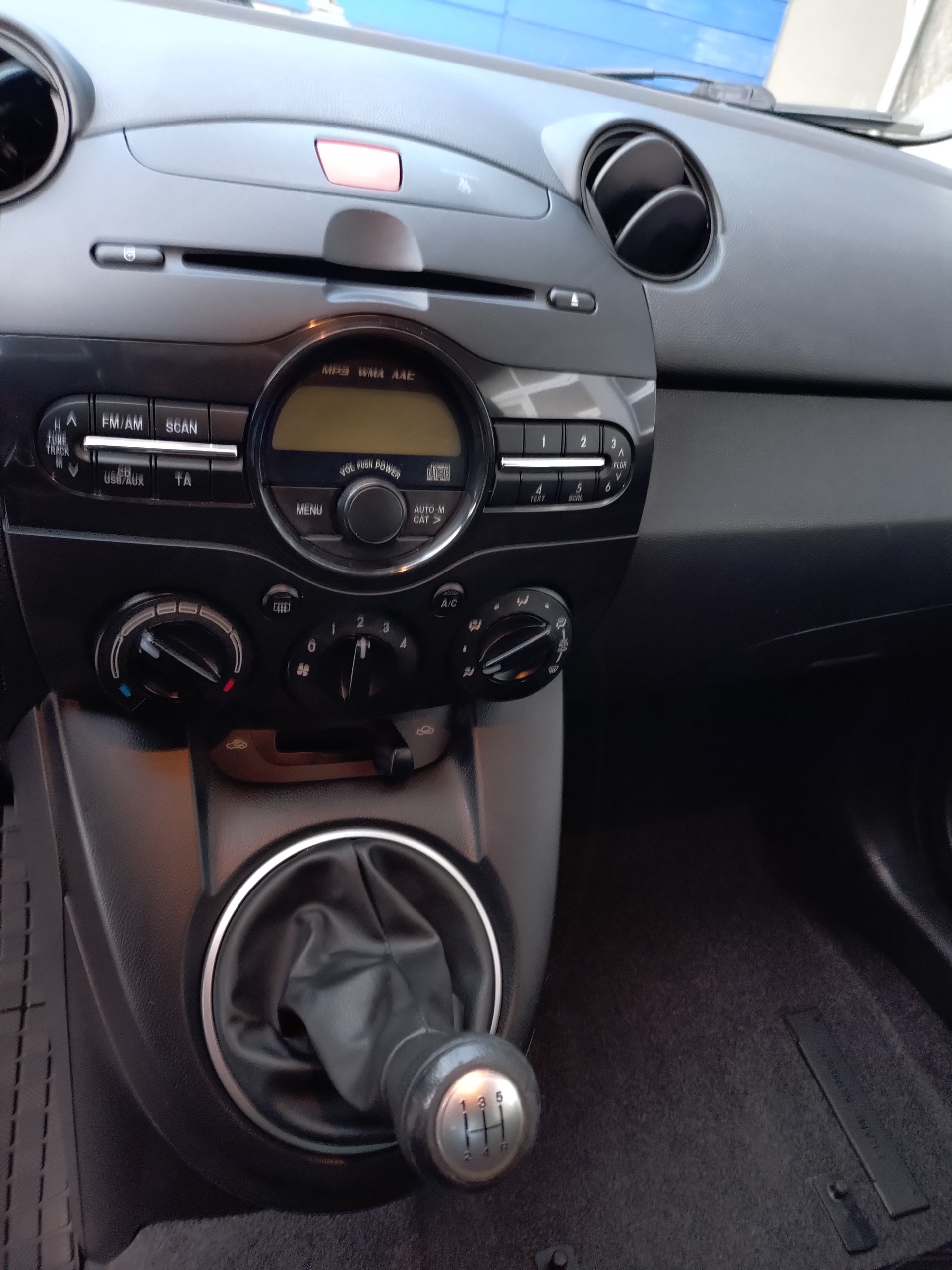 MAZDA 2 1.3i 16V Voila ma Suisse Edition-image-9