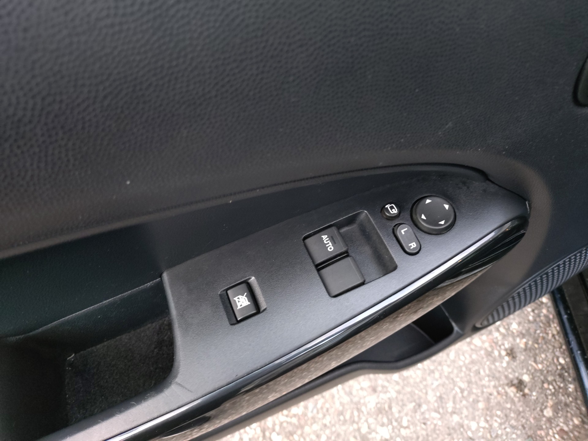MAZDA 2 1.3i 16V Voila ma Suisse Edition-image-10