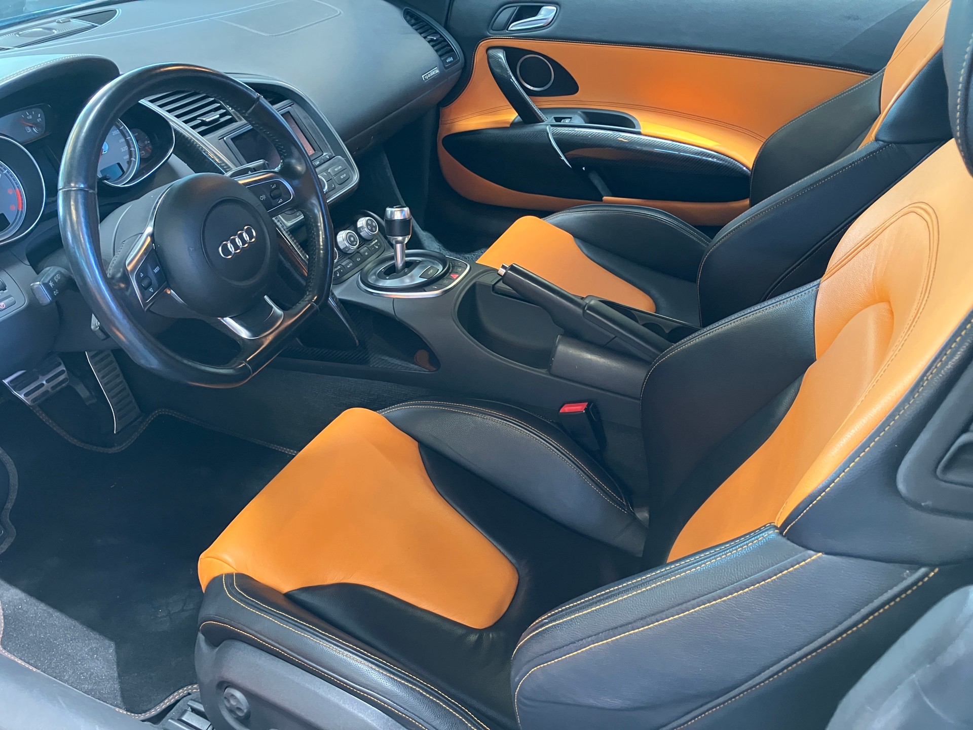 AUDI R8 Coupé 4.2-V8 R-Tronic-image-10