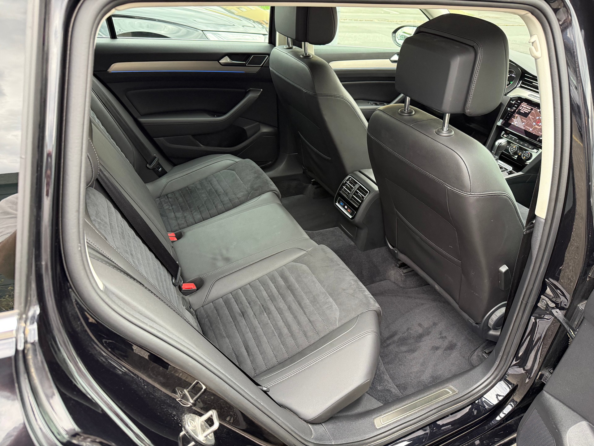 VW Passat Variant 2.0 TDI 150 Highline DSG-image-13