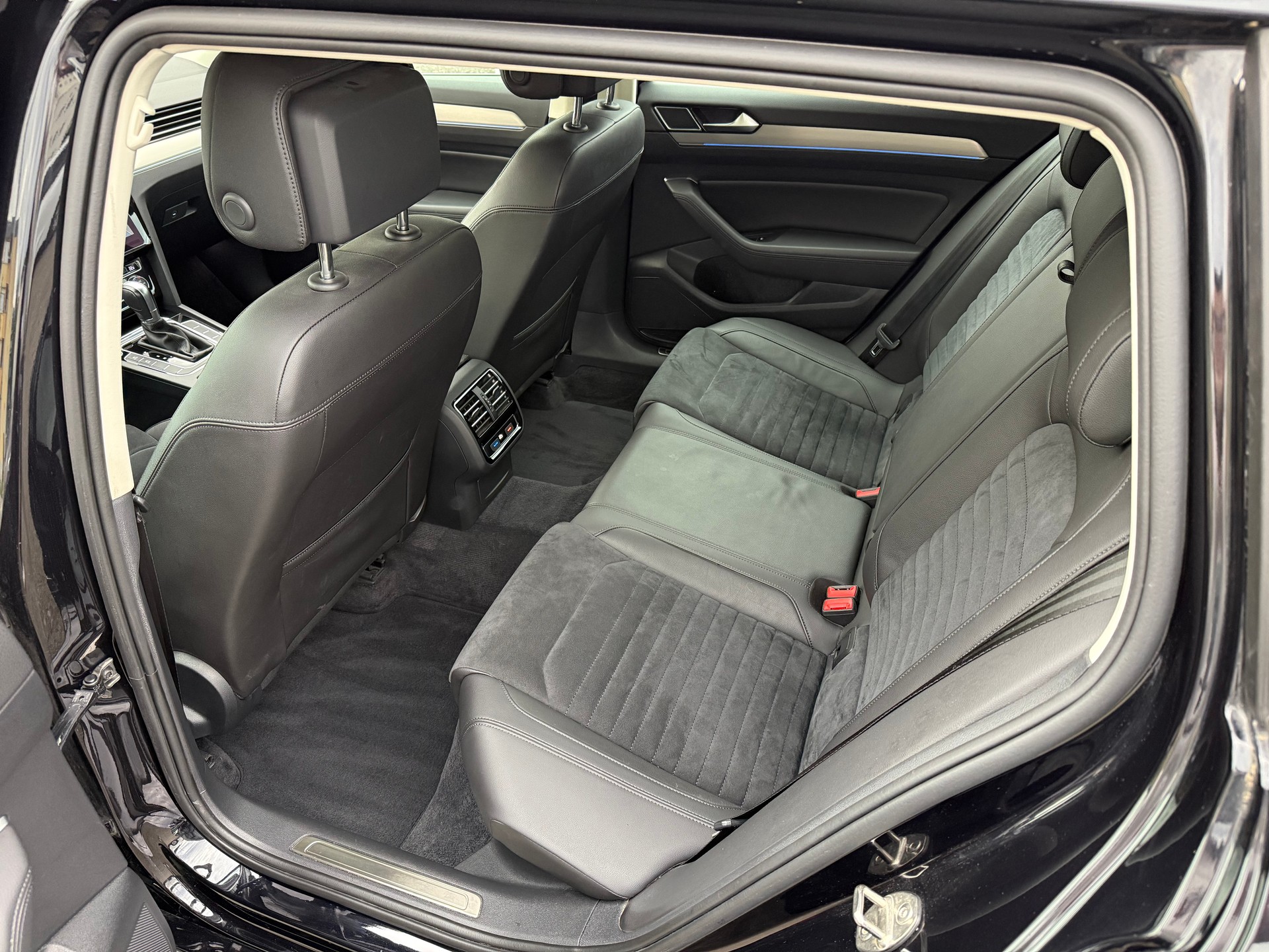 VW Passat Variant 2.0 TDI 150 Highline DSG-image-8