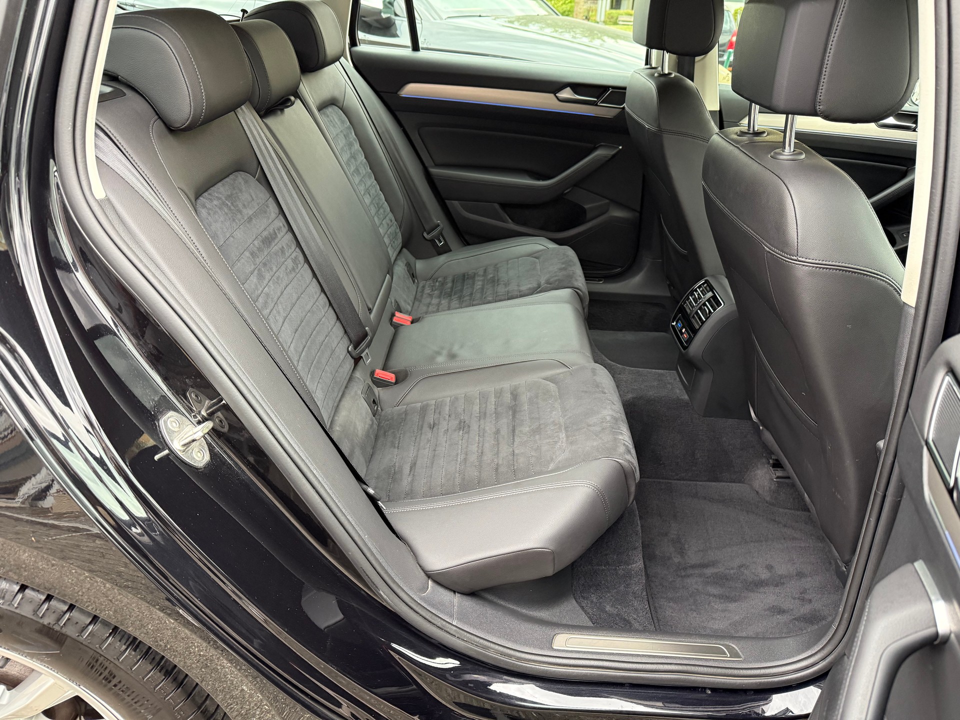 VW Passat Variant 2.0 TDI 150 Highline DSG-image-14