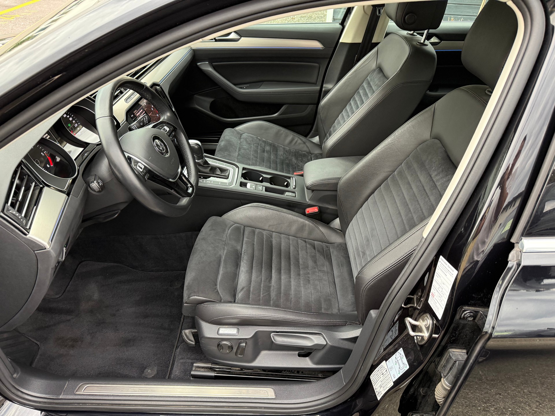 VW Passat Variant 2.0 TDI 150 Highline DSG-image-11