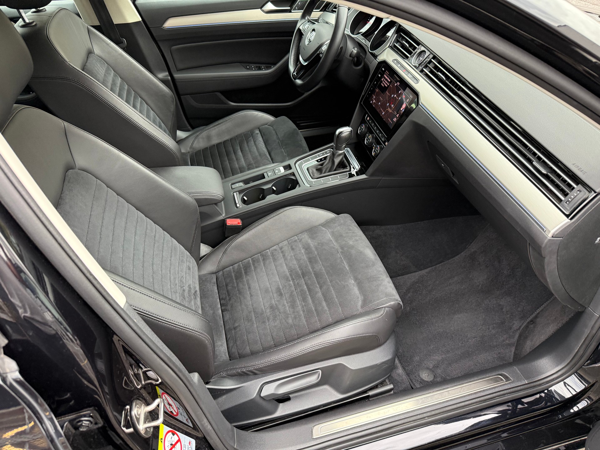 VW Passat Variant 2.0 TDI 150 Highline DSG-image-16