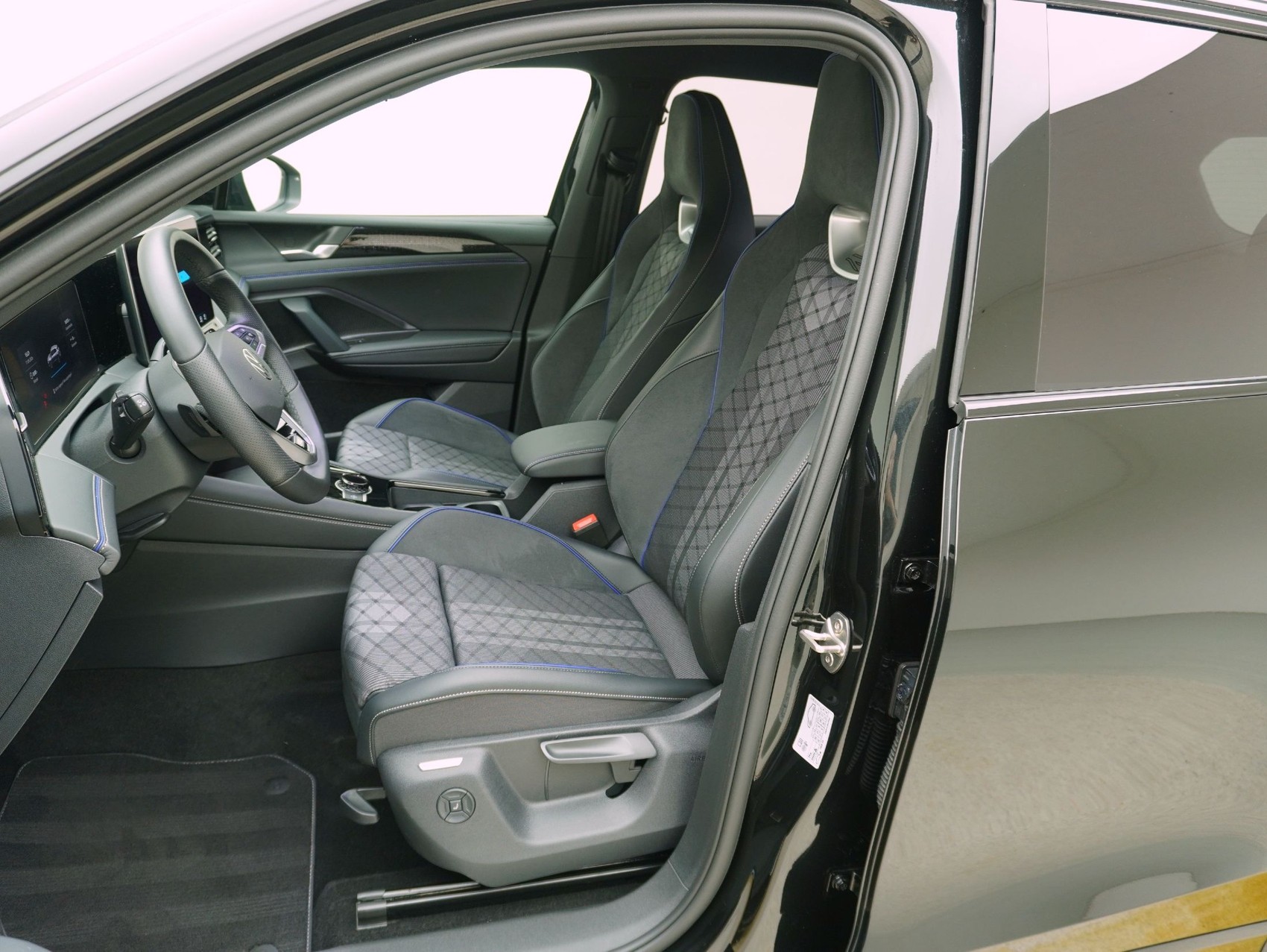 VW Tiguan 2.0 TSI DSG R-Line Black Style 4Motion **VW Werksgarantie bis 12/2030**-image-8