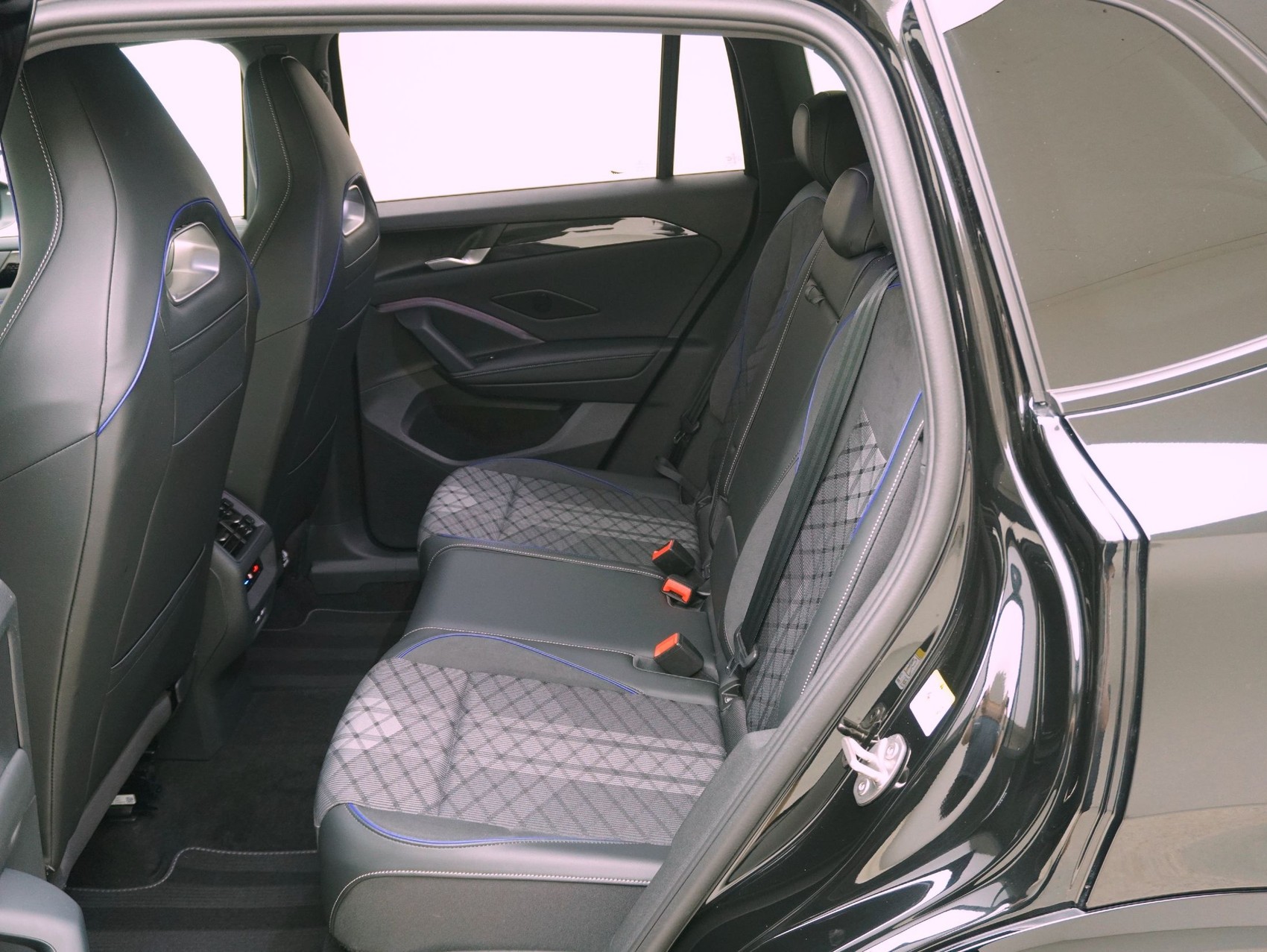VW Tiguan 2.0 TSI DSG R-Line Black Style 4Motion **VW Werksgarantie bis 12/2030**-image-10