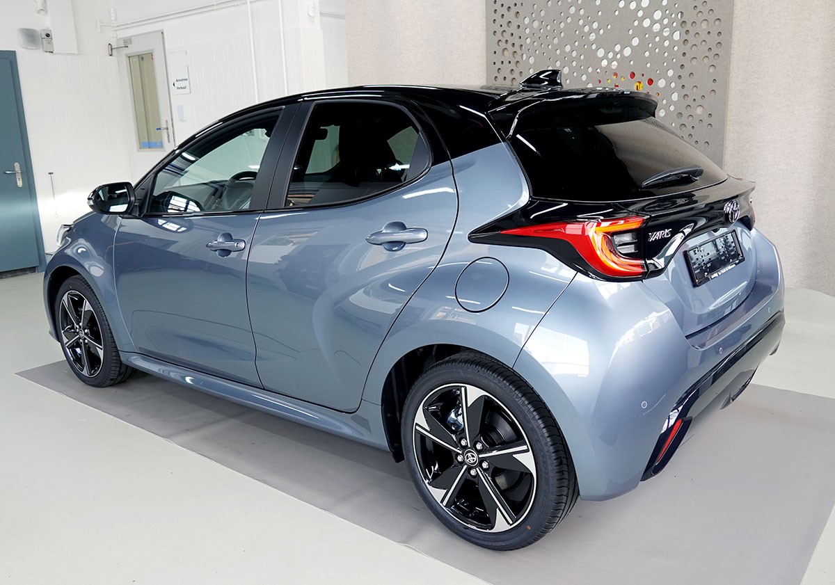 TOYOTA Yaris 1.5 Premium e-CVT, Bitone-image-2
