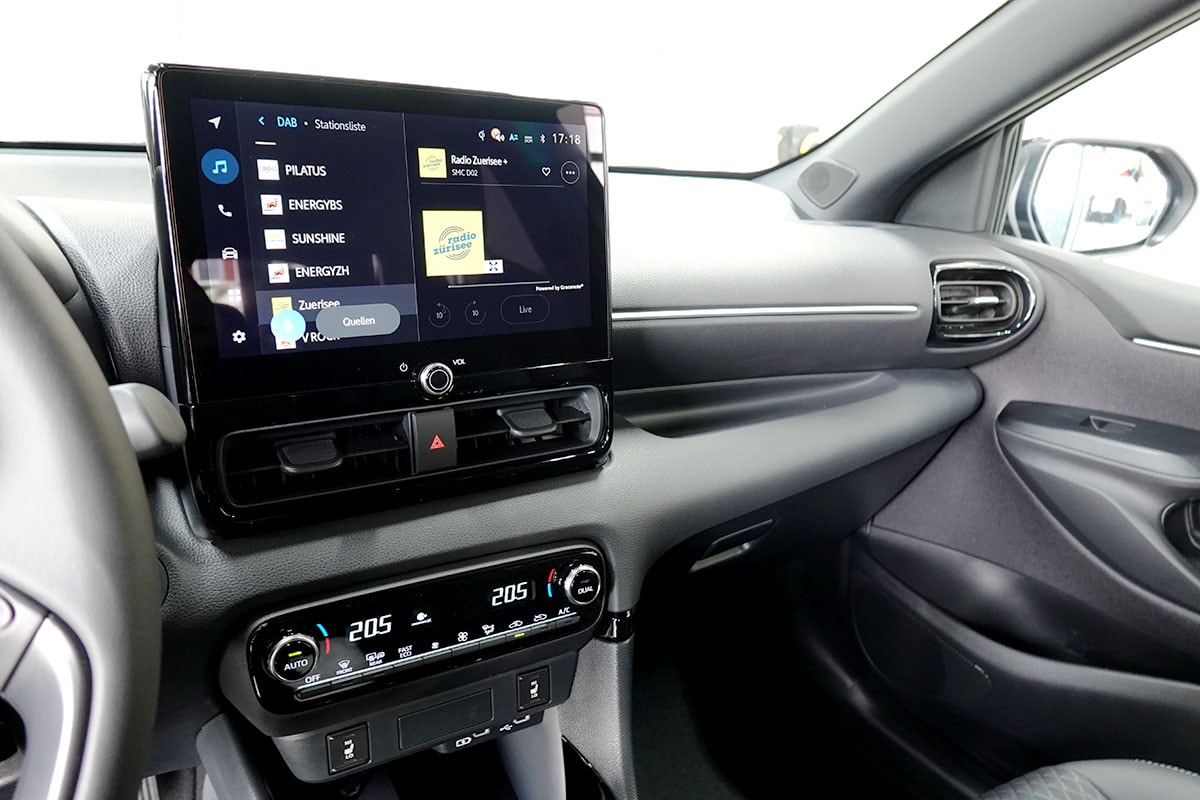 TOYOTA Yaris 1.5 Premium e-CVT, Bitone-image-10