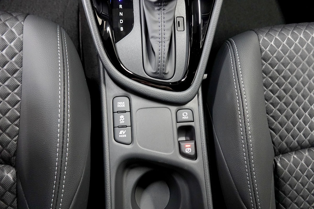 TOYOTA Yaris 1.5 Premium e-CVT, Bitone-image-16
