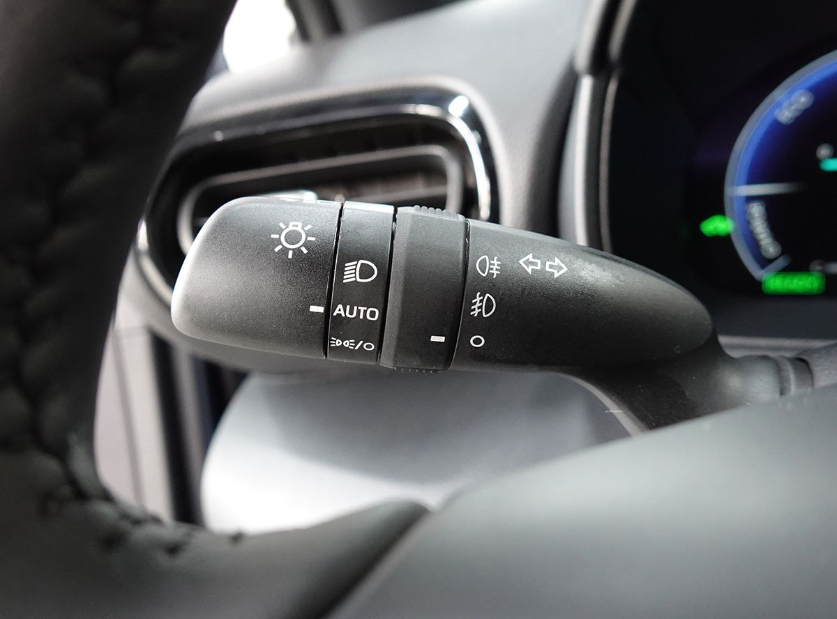 TOYOTA Yaris 1.5 Premium e-CVT, Bitone-image-17