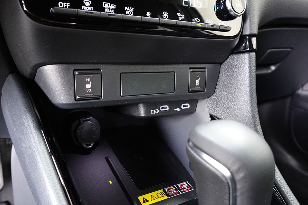 TOYOTA Yaris 1.5 Premium e-CVT, Bitone-image-14