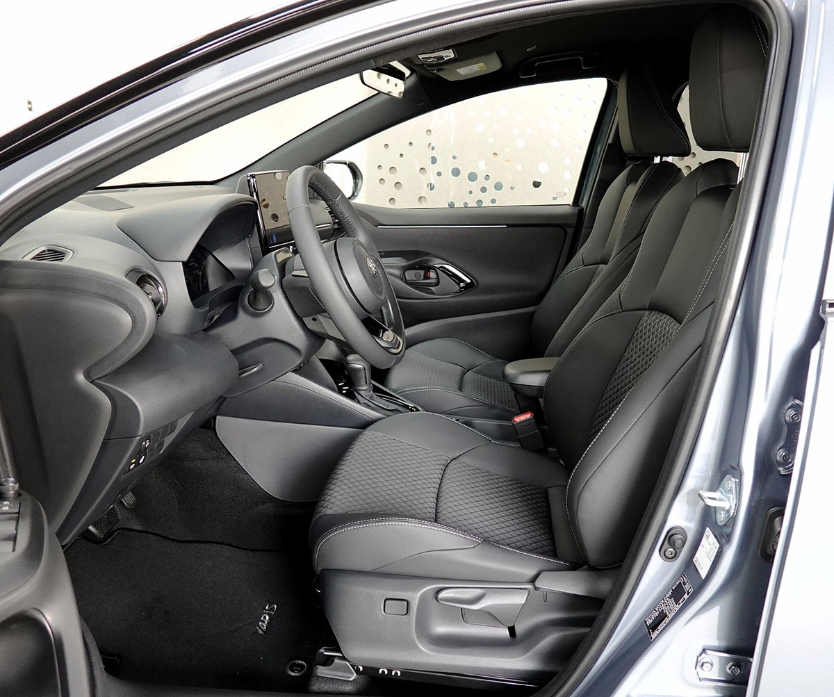 TOYOTA Yaris 1.5 Premium e-CVT, Bitone-image-6