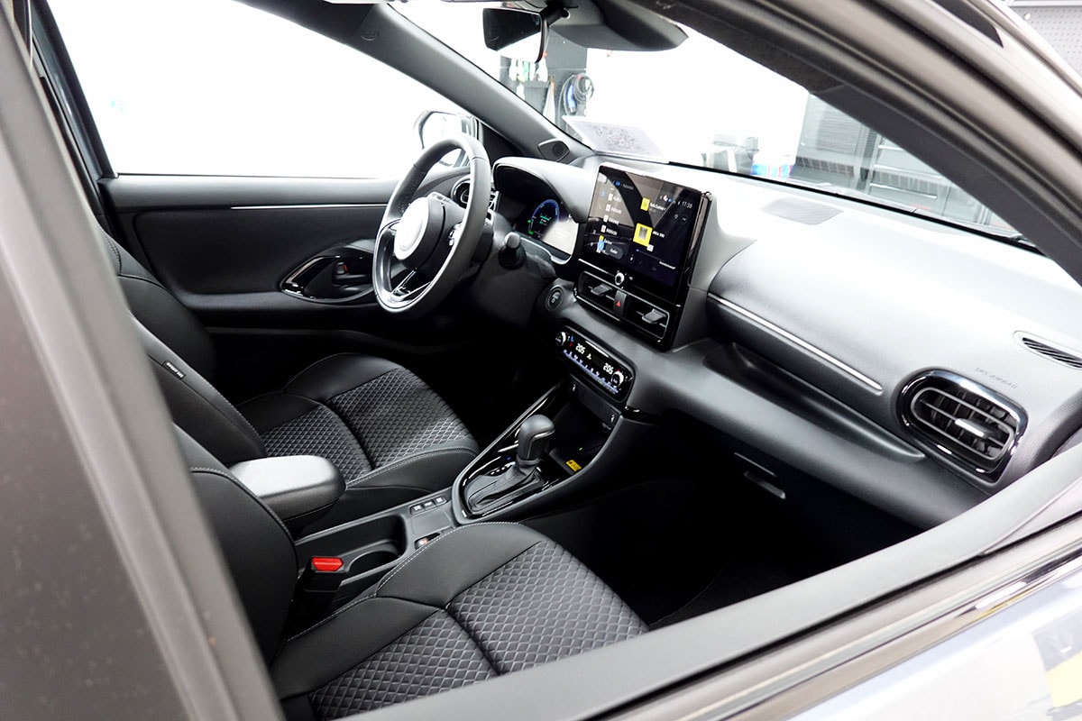 TOYOTA Yaris 1.5 Premium e-CVT, Bitone-image-5