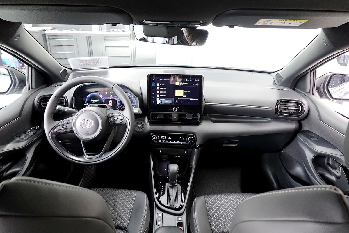 TOYOTA Yaris 1.5 Premium e-CVT, Bitone-image-8