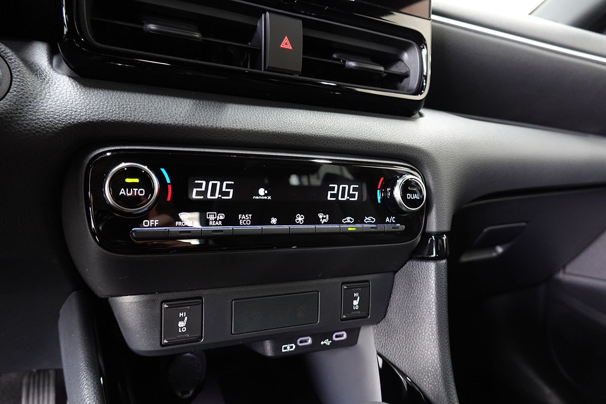 TOYOTA Yaris 1.5 Premium e-CVT, Bitone-image-13
