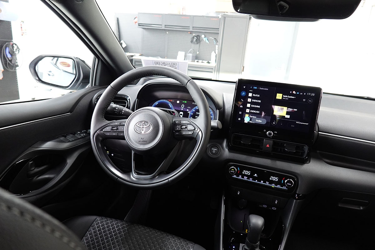 TOYOTA Yaris 1.5 Premium e-CVT, Bitone-image-7