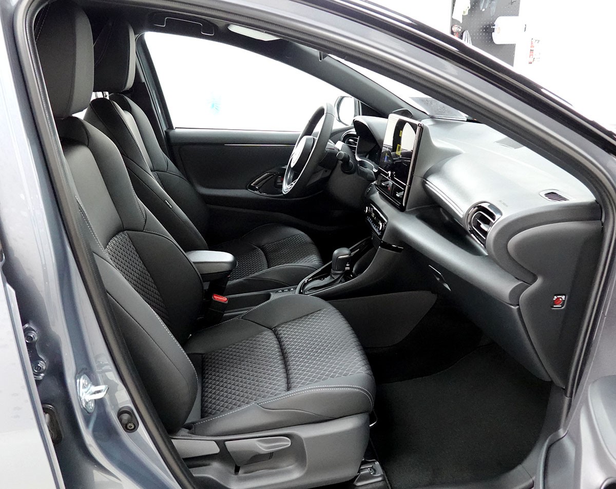 TOYOTA Yaris 1.5 Premium e-CVT, Bitone-image-4