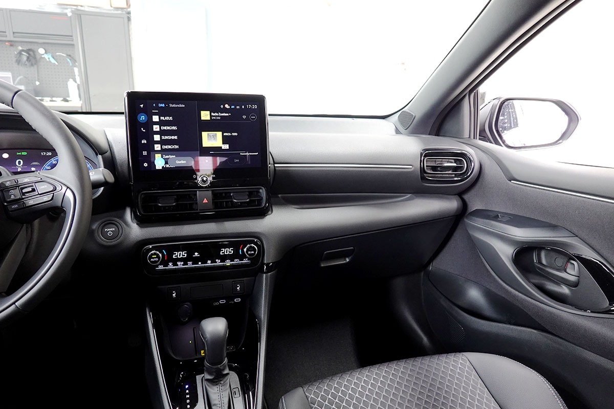 TOYOTA Yaris 1.5 Premium e-CVT, Bitone-image-9