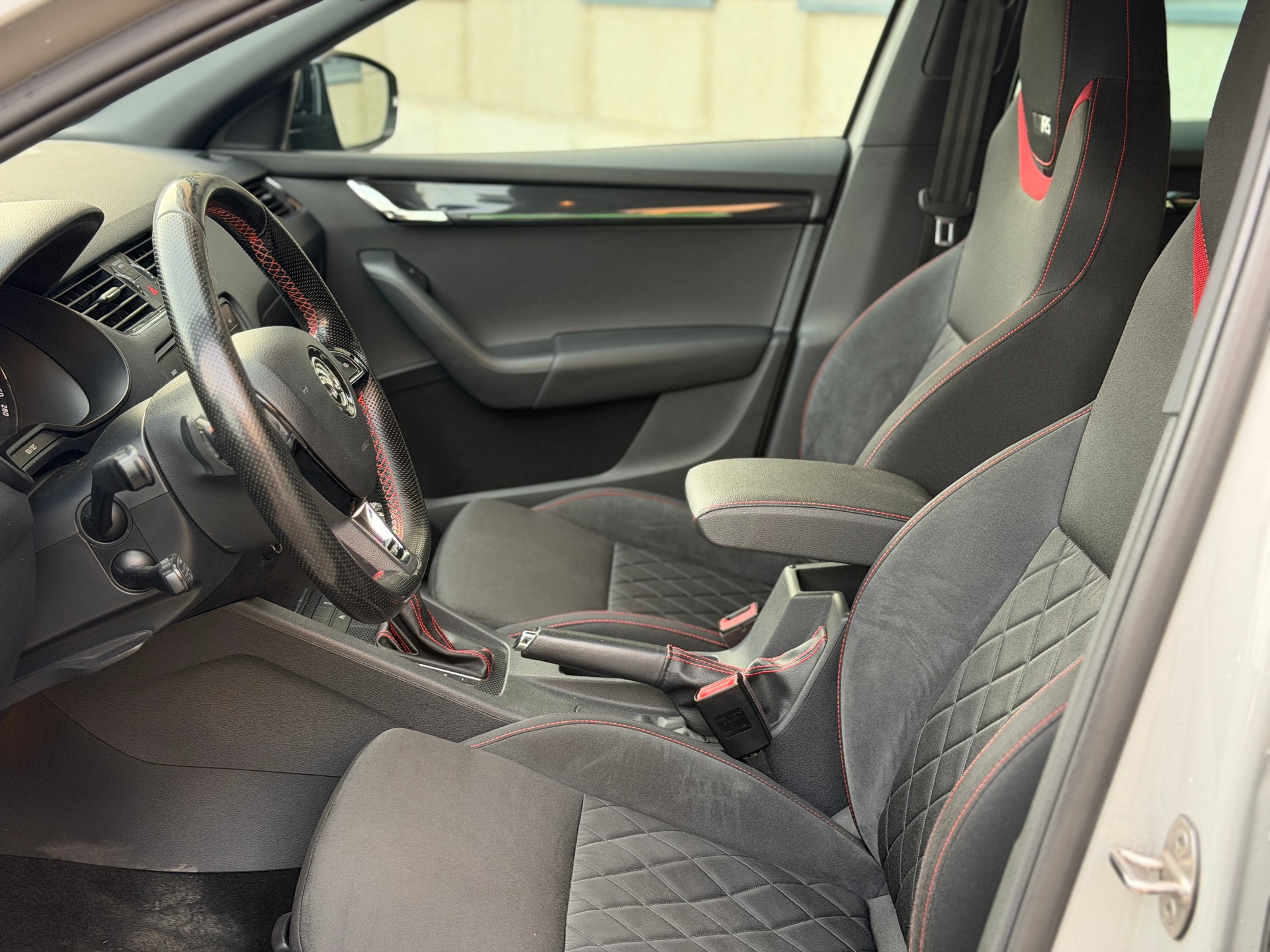 SKODA Octavia Combi 2.0 TDI RS 4x4 DSG-image-11