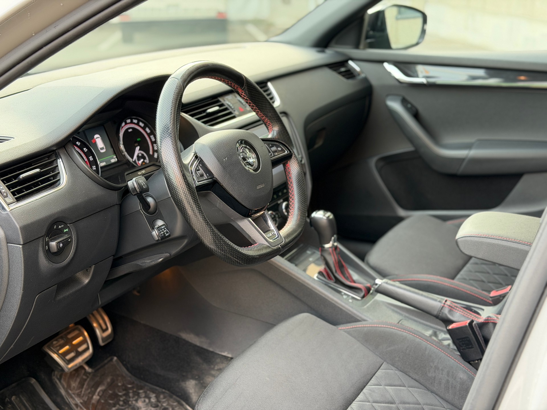 SKODA Octavia Combi 2.0 TDI RS 4x4 DSG-image-12