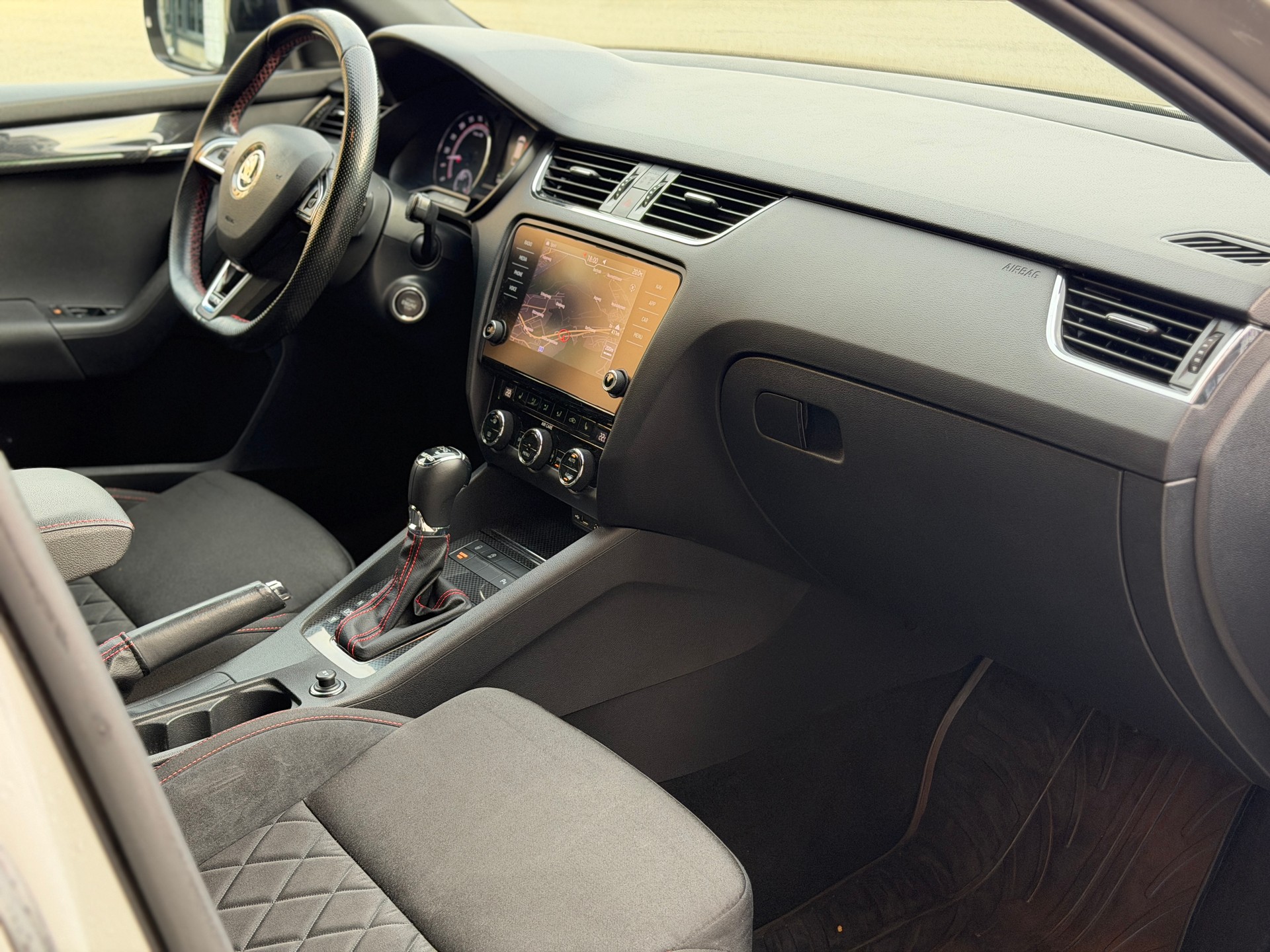 SKODA Octavia Combi 2.0 TDI RS 4x4 DSG-image-25