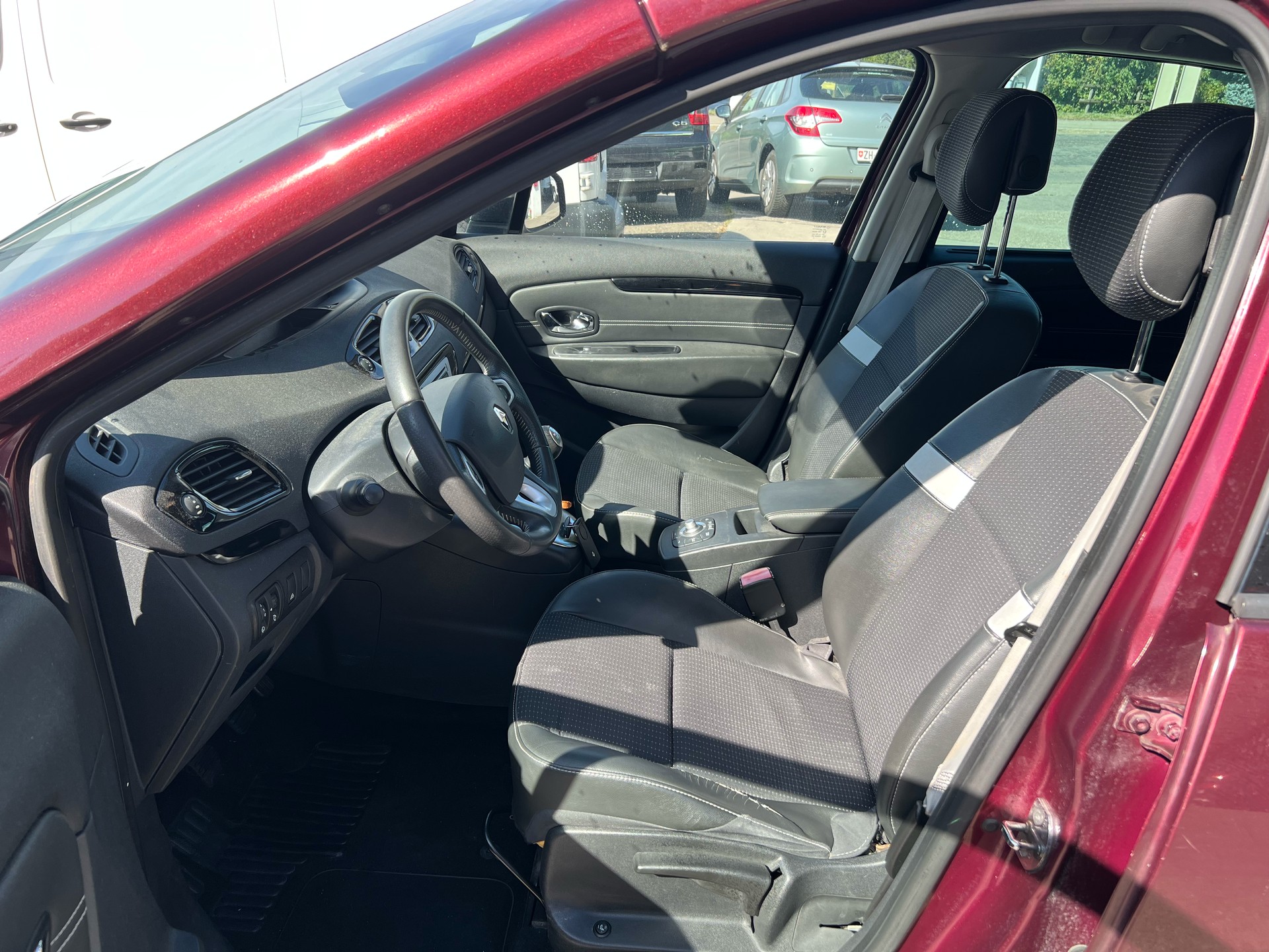 RENAULT Grand Scénic 1.4 16V Turbo Bose-image-8