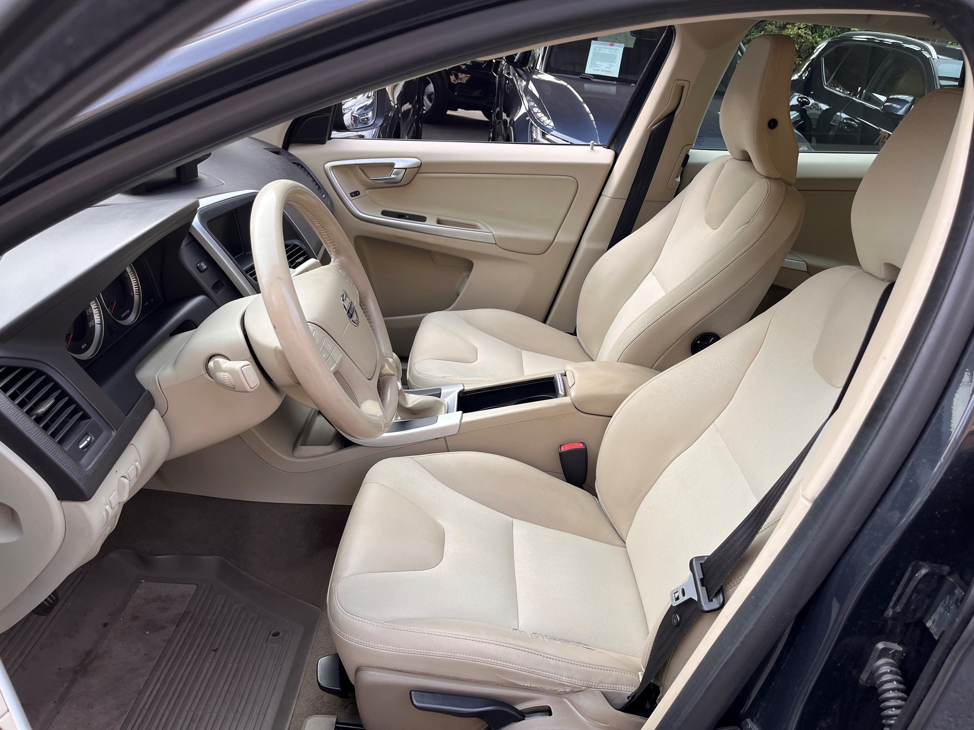 VOLVO XC60 D5 AWD Kinetic-image-4