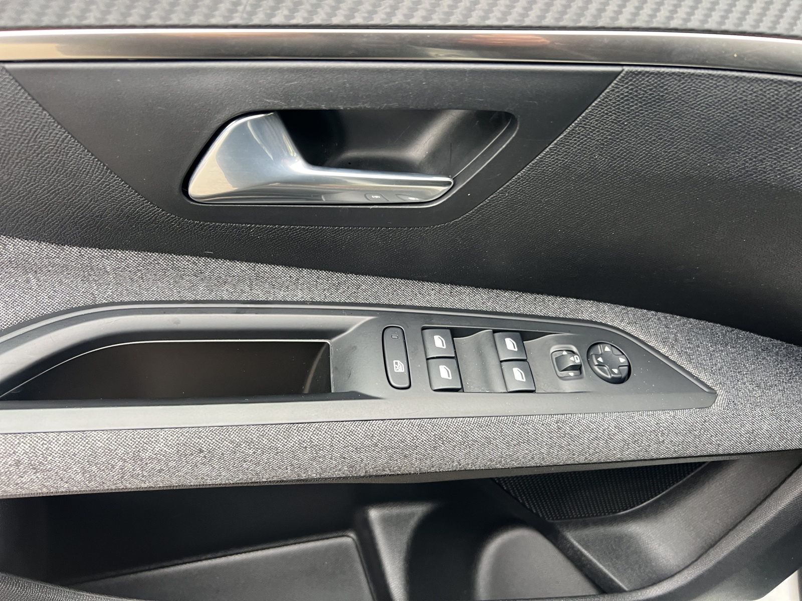 PEUGEOT 5008 1.5 BlueHDi Active Pack EAT8-image-9