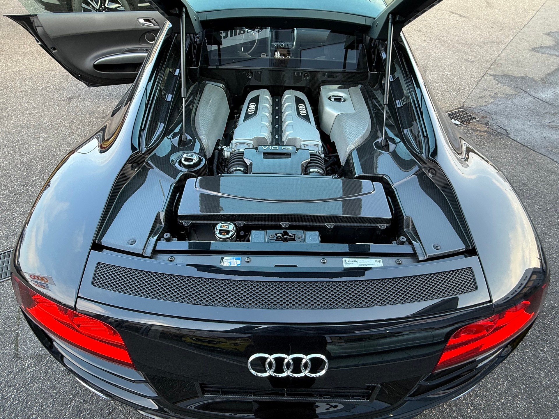 AUDI R8 Coupé 5.2-image-11