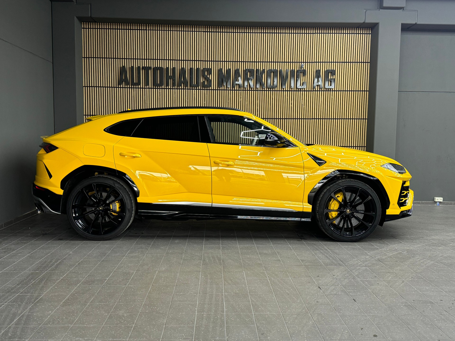 LAMBORGHINI Urus E-Gear-image-3