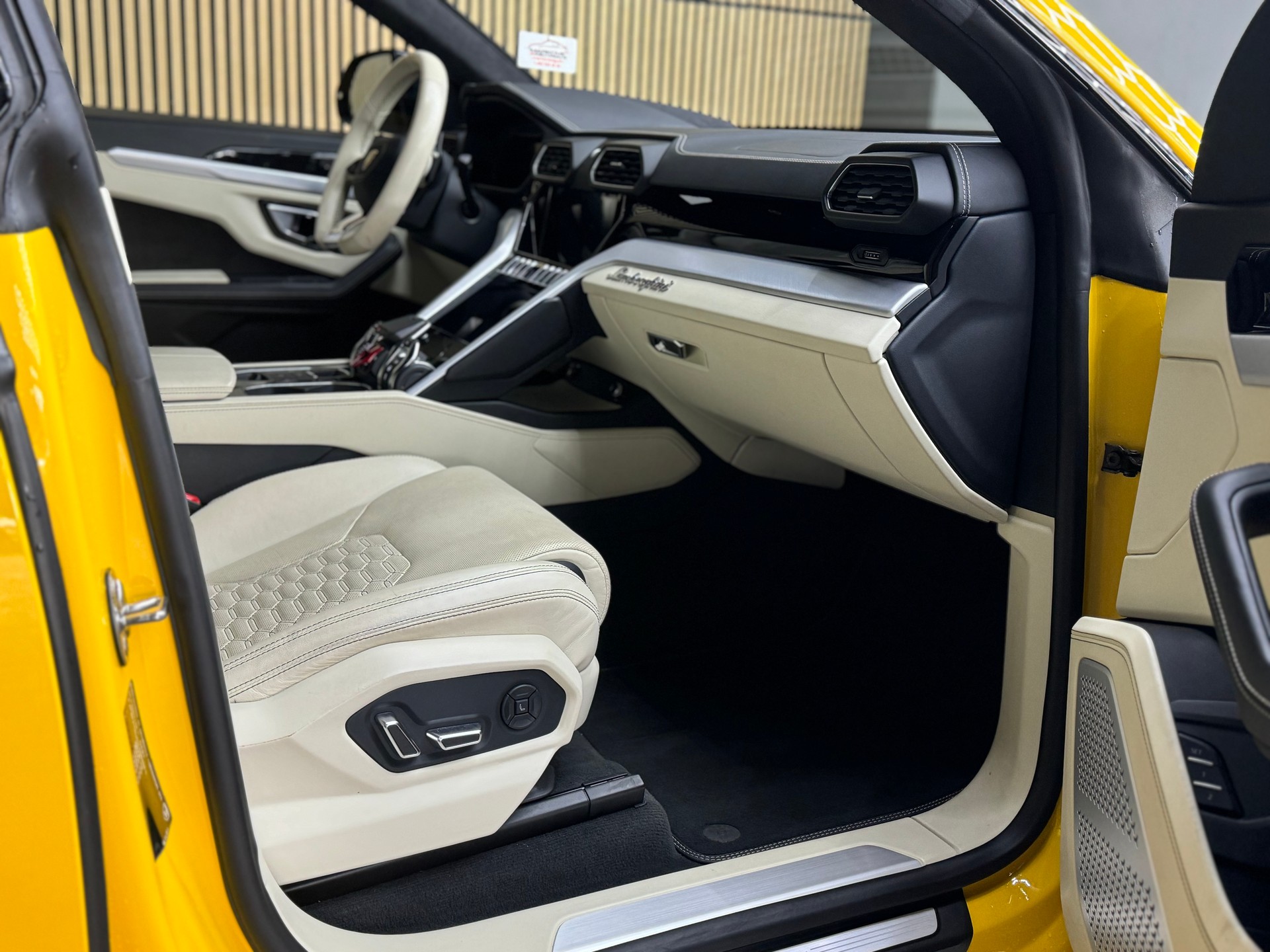 LAMBORGHINI Urus E-Gear-image-6