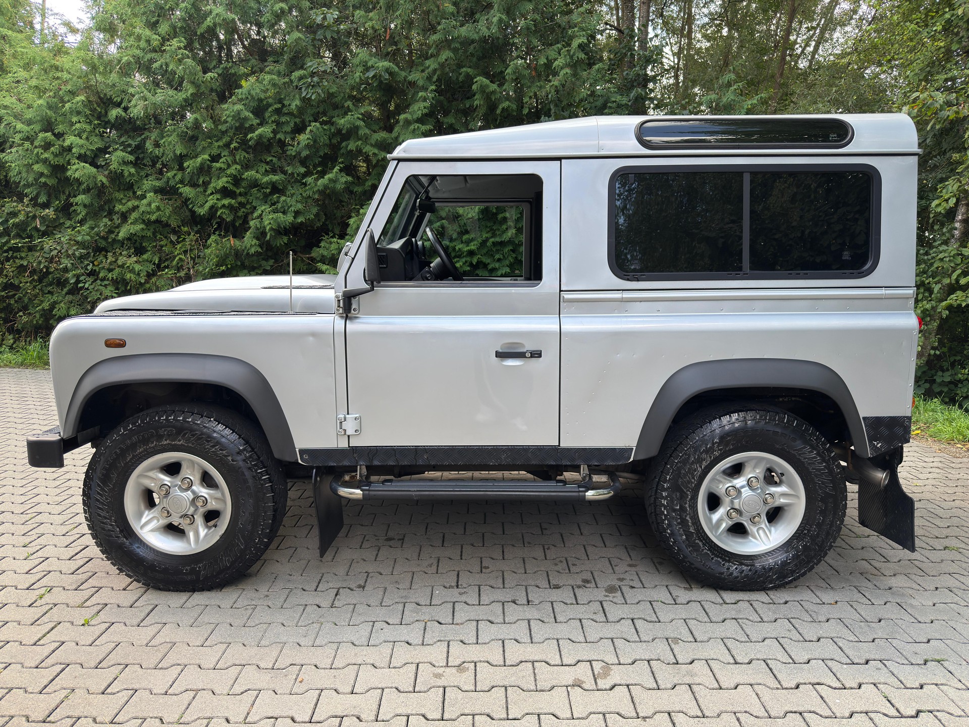 LAND ROVER Defender 90 2.2 TD4 Station Wagon-image-1